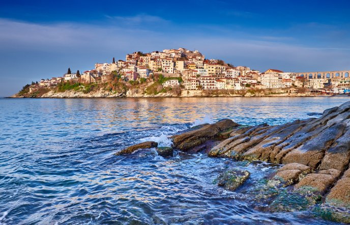 Η «Γαλάζια Πόλη» της Ελλάδας που αποθεώνουν οι Βρετανοί