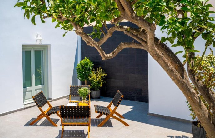 The Lemon Tree House: A quiet residence in the heart of Fira