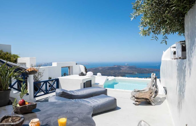 Stilvi Suites: Stay with an enchanting view of Santorinis volcano