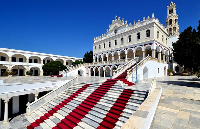 Πού θα ταξιδέψεις για Δεκαπενταύγουστο; Τα μέρη της Ελλάδας που… το γιορτάζουν και με το παραπάνω! [εικόνες]