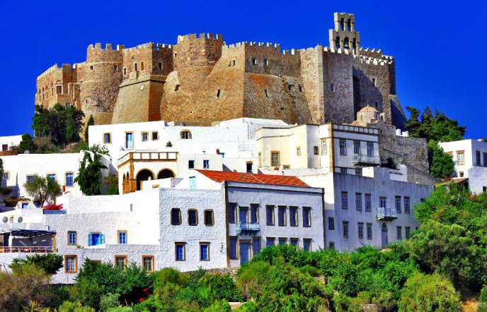Από την Κέρκυρα στην Πάτμο, τη Σύρο και την Τήνο! Πάσχα σε τέσσερις μοναδικούς θρησκευτικούς προορισμούς (pics)