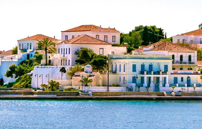 Σπέτσες: Απόδραση στο νησί των αρωμάτων