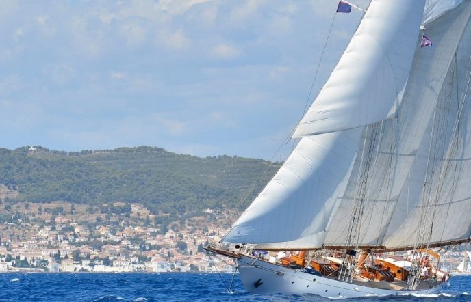 4 λόγοι για να ετοιμάσεις βαλίτσες για τη Spetses Classic Yacht Regatta