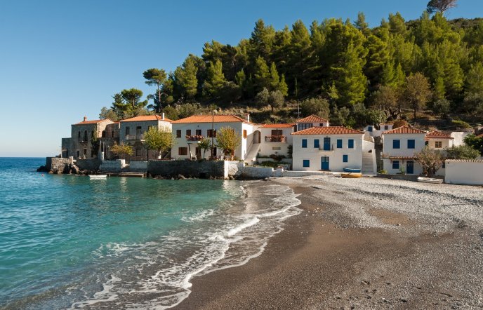 Το καλά κρυμμένο χωριό της Λακωνίας που θυμίζει νησί