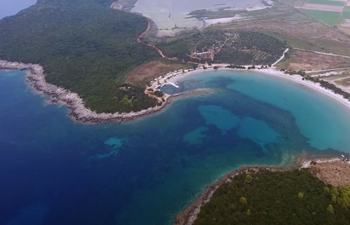 «Βουτιά» στη μυθική παραλία του Οδυσσέα στην Ήπειρο