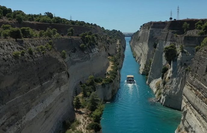 Εντυπωσιακά πλάνα από τον διάπλου του Ισθμού της Κορίνθου