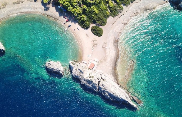 Η διπλή εξωτική παραλία μια ανάσα από την Αθήνα
