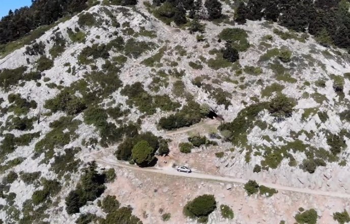 Εξερευνώντας ένα εντυπωσιακό σπήλαιο στην καρδιά του Παρνασσού