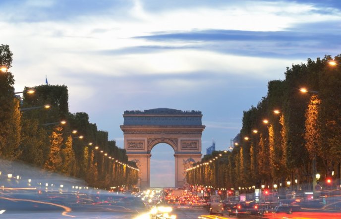 Drive & Listen: Drive through the worlds cities with the radio playing