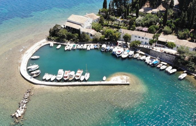 Το άγνωστο καλοκαιρινό καταφύγιο διασημοτήτων στο Ιόνιο