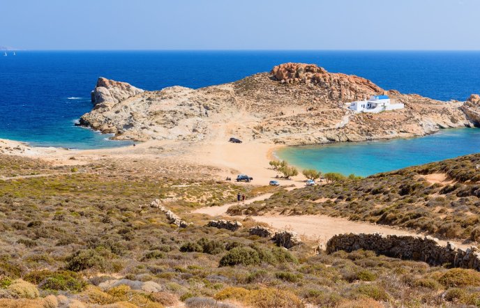 Άγιος Σώστης: Η χρυσαφένια αμμουδιά της Σερίφου με το γραφικό εκκλησάκι