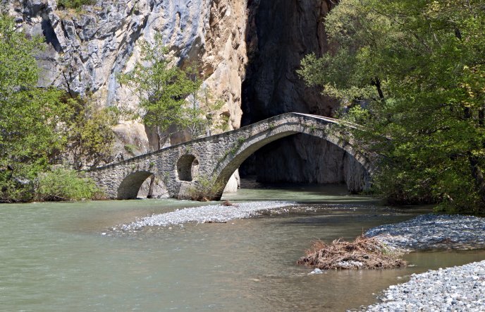 Portitsa Gorge: A stroll through the «Clashing Rocks» of Grevena