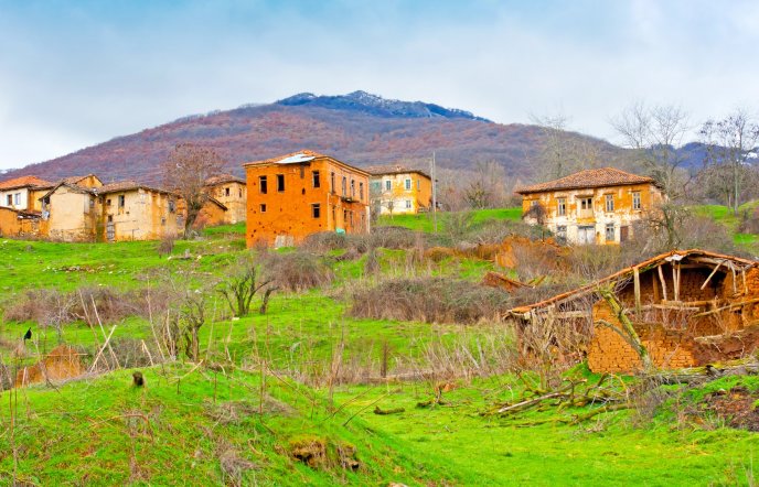 Gavros Kastoria: The ruined village with the cinematic backdrop