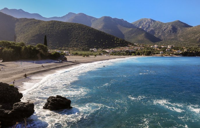 Peloponnese: 7 enchanting beaches for a road trip