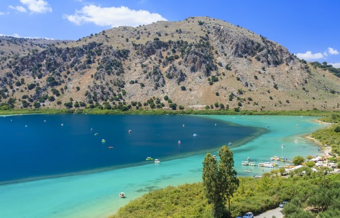Λίμνη Κουρνά: Το μαγευτικό τοπίο στη μοναδική φυσική λίμνη γλυκού νερού της Κρήτης